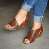 Asymmetrische Sandalen mit Keilabsatz